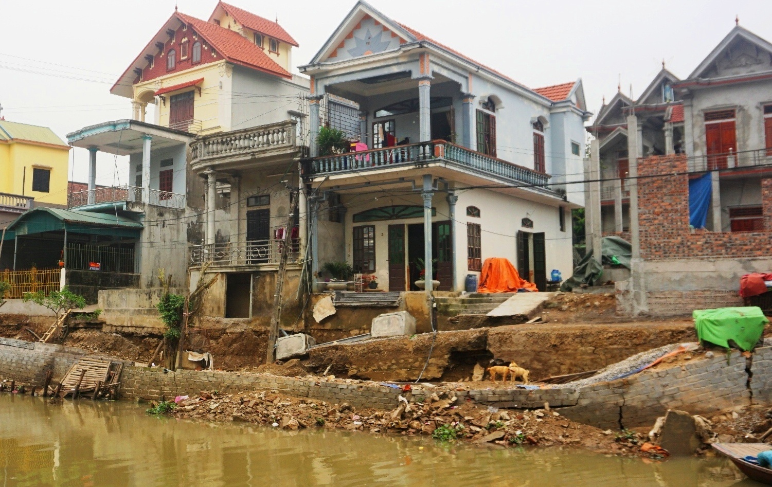 Duong bat ngo lun, nhieu ho dan so tan khan cap giua khuya hinh anh