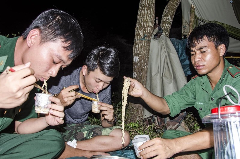 Ky su tu bien cuong: Vit lon treo tren tru dien hinh anh