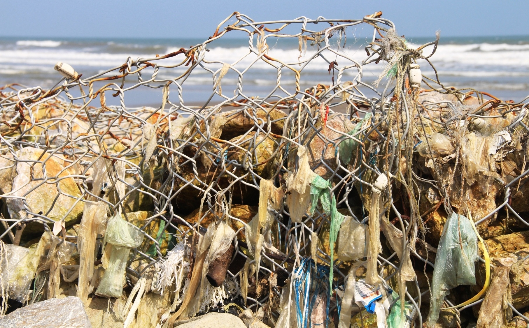 'Bay' da, luoi thep B40 dai hang tram met tren bai bien Sam Son hinh anh