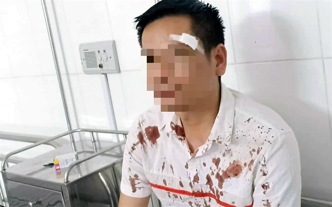 Nguoi dan ong bi danh nhap vien vi cham dong lai tin dung den hinh anh