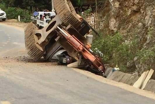 máy xúc đè chết người đi xe máy ảnh 1 may xuc de chet nguoi di xe may anh 1