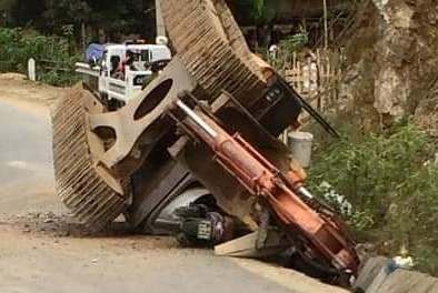 May xuc vang khoi oto tai, de chet nguoi di duong hinh anh