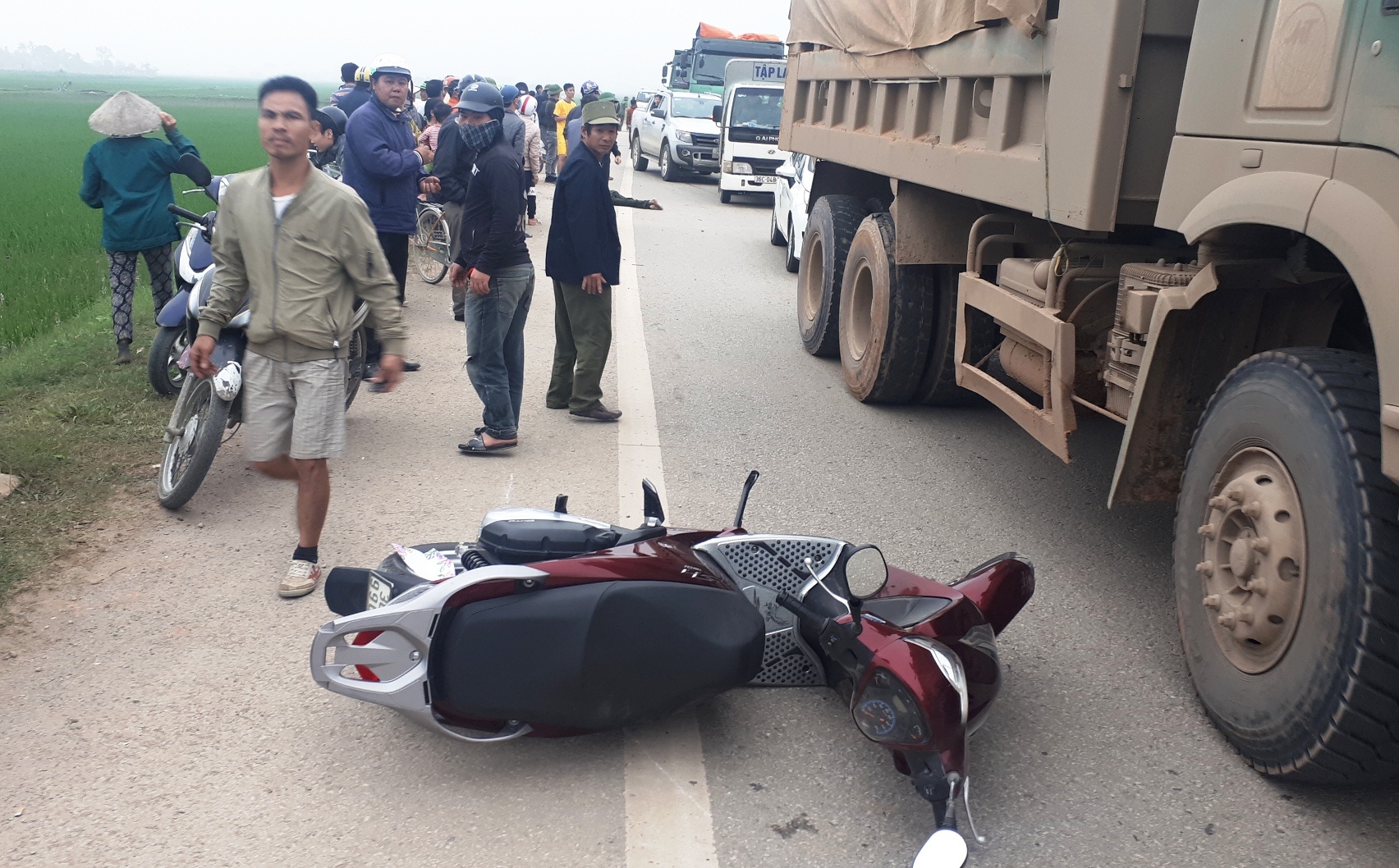 Tai xe lai oto bo tron sau tai nan voi xe SH khien 2 nguoi chet hinh anh