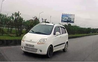 Truy tim oto ngang nhien di nguoc chieu tren cao toc hinh anh