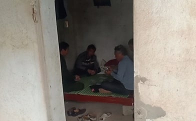 cán bộ đánh bài ở chốt kiểm dịch ảnh 1 can bo danh bai o chot kiem dich anh 1