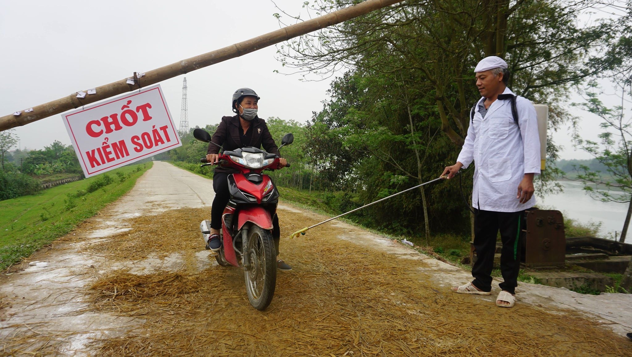 cán bộ đánh bài ở chốt kiểm dịch ảnh 2 can bo danh bai o chot kiem dich anh 2