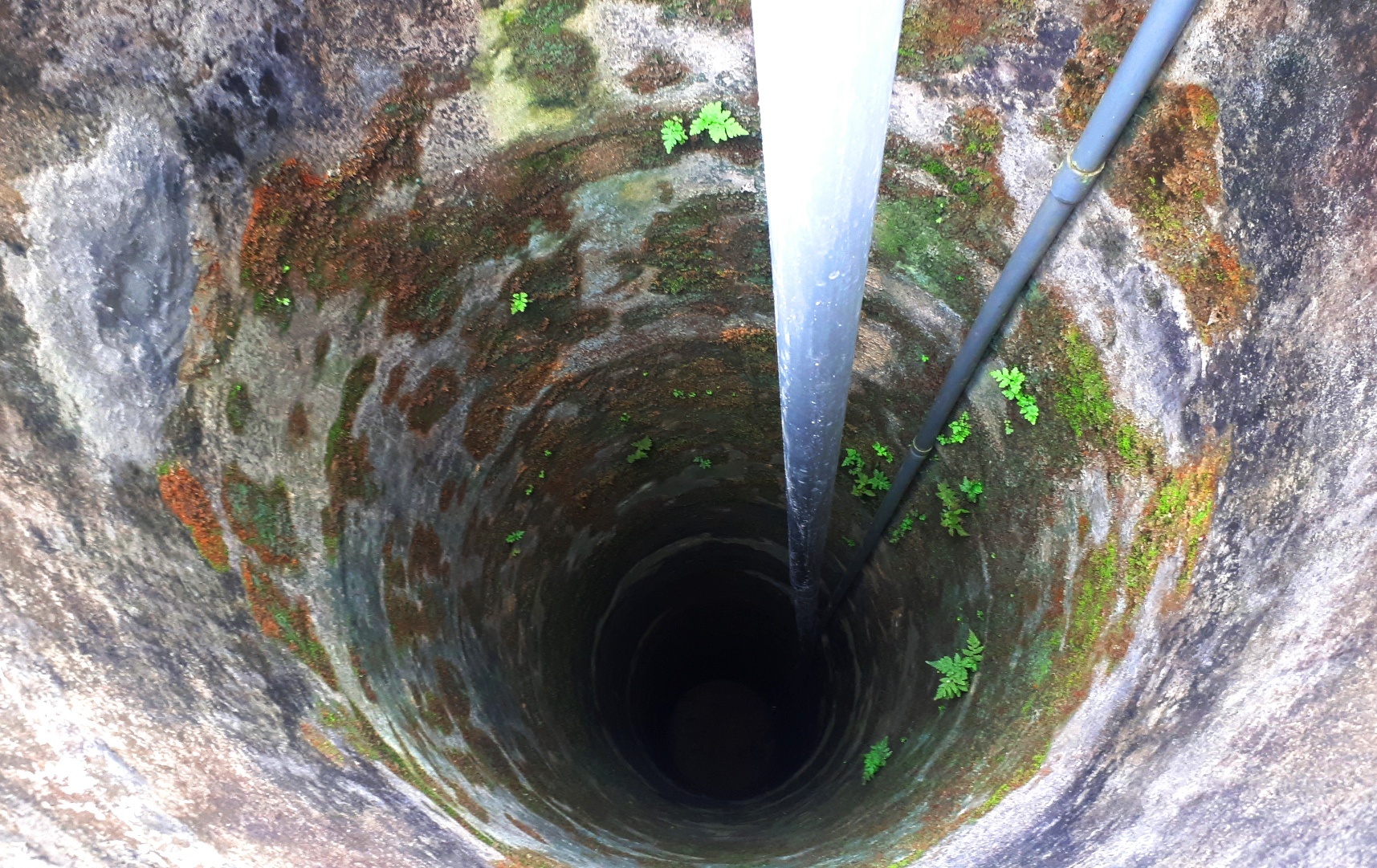 Gan 1.000 gieng nuoc bong nhien tro day hinh anh