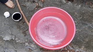 Nuoc gieng chuyen mau tim than khi do nuoc che hinh anh