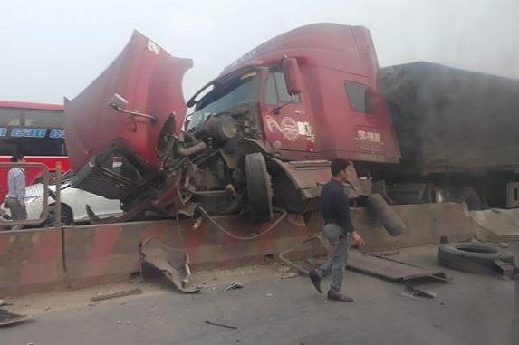 Xe container va cham voi oto con, huc do 5 m dai phan cach hinh anh