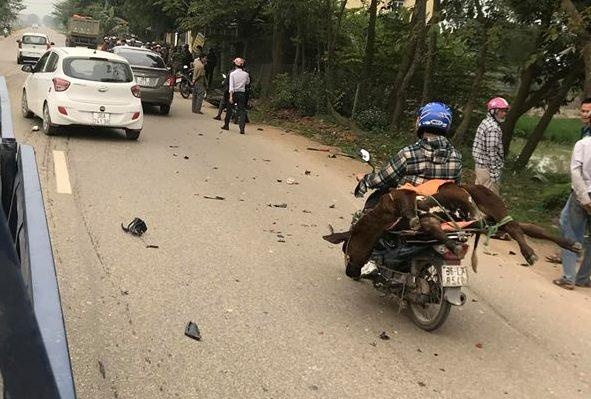 Mazda 6 đối đầu xe máy ảnh 1 Mazda 6 doi dau xe may anh 1