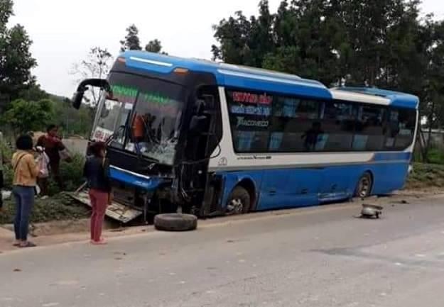 Ford Everest tông trực diện xe khách ảnh 2 Ford Everest tong truc dien xe khach anh 2