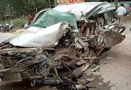 Ford Everest nat bet sau cu tong truc dien xe khach, mot nguoi chet hinh anh