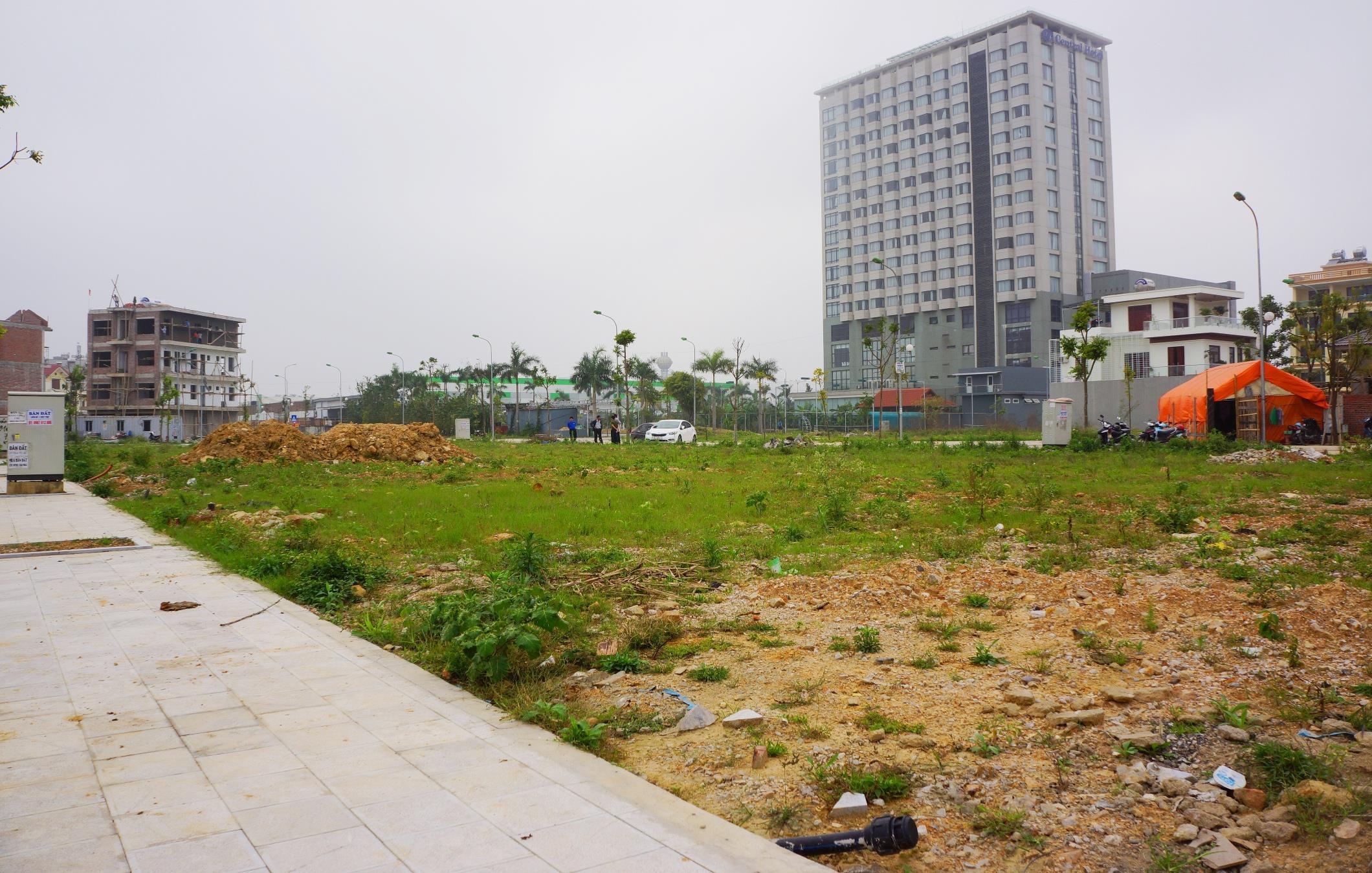 sap bay mua dat tren giay anh 3