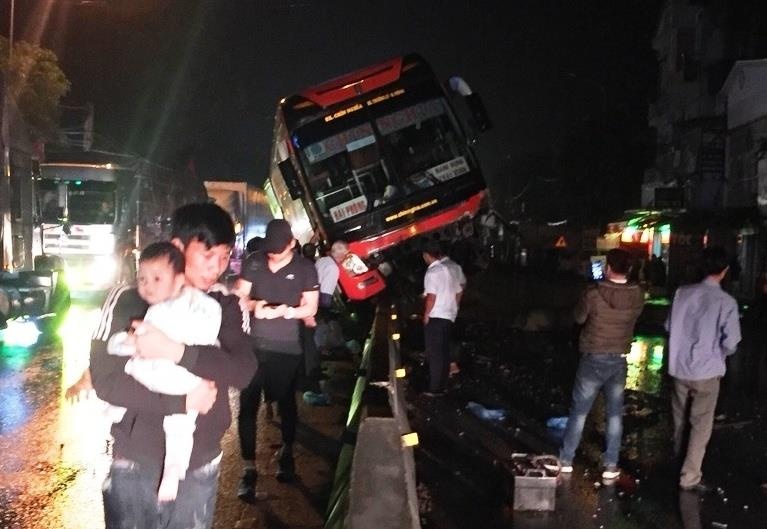 xe khach nam tren dai phan cach anh 2