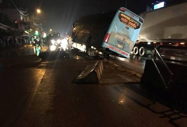 xe khach nam tren dai phan cach anh 1