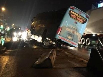 Tai xe buon ngu, xe giuong nam cho 40 khach leo len dai phan cach hinh anh