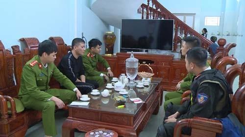 Tuấn thần đèn cầm đầu vay lãi ảnh 2 Tuan than den cam dau vay lai anh 2