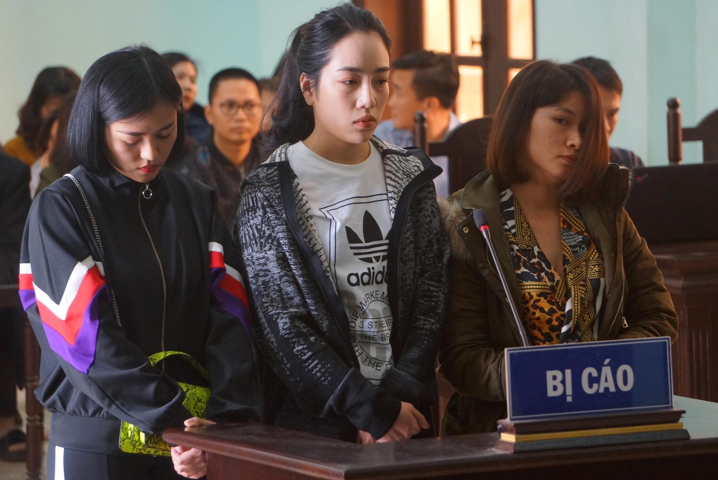 Ba co gai danh ghen, lot do nu chu tiem spa linh muc an nao? hinh anh