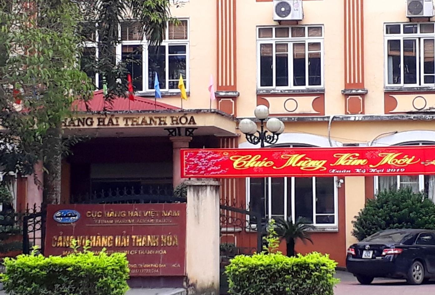 Hon 20 vien chuc Cang vu Hang hai Thanh Hoa phai thi tuyen lai hinh anh