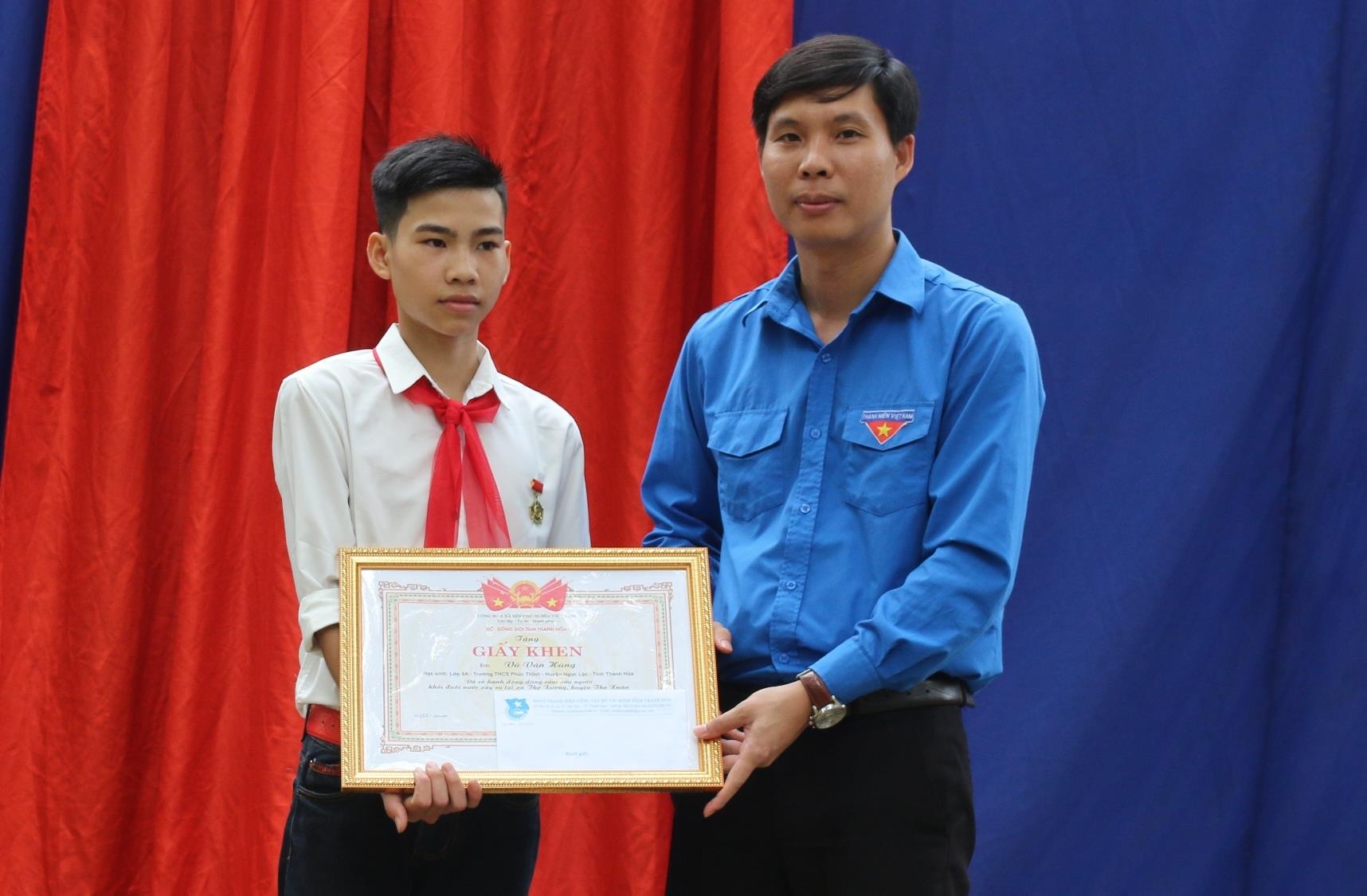 vinh danh nam sinh cuu nguoi anh 1