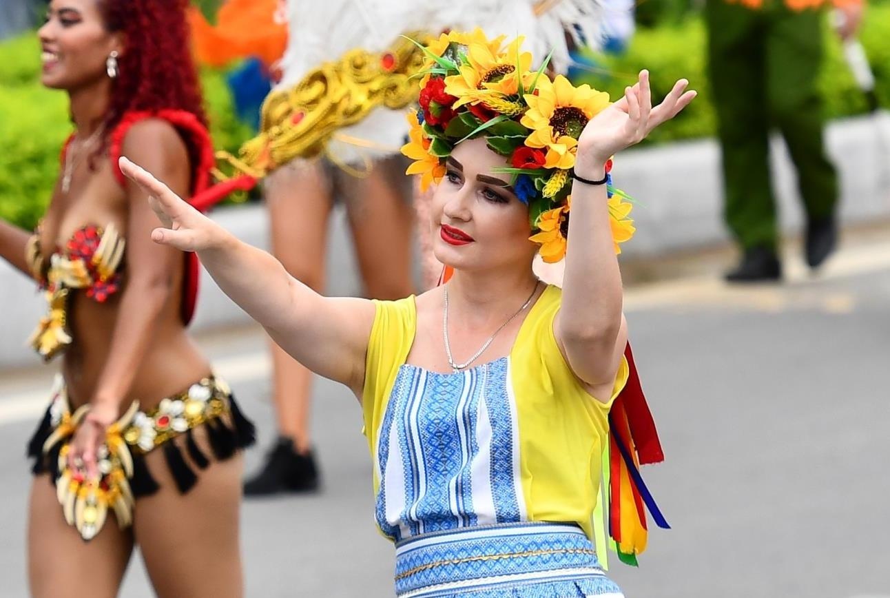 Carnival soi dong, day sac mau o pho bien Sam Son hinh anh