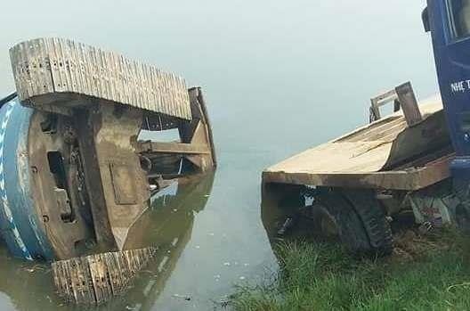 Xe tai tut doc can chet 2 nu sinh 15 tuoi hinh anh