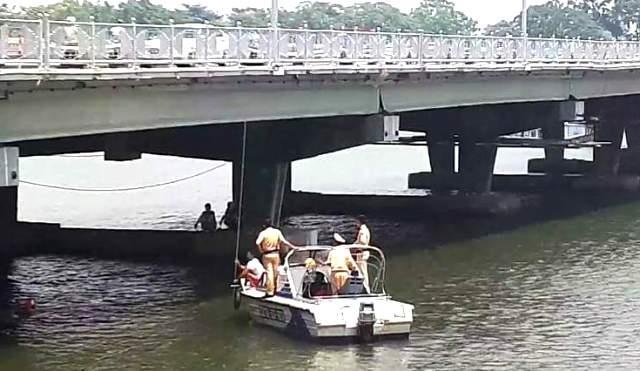 Chong be con gai bat luc nhin vo nhay cau tu tu hinh anh