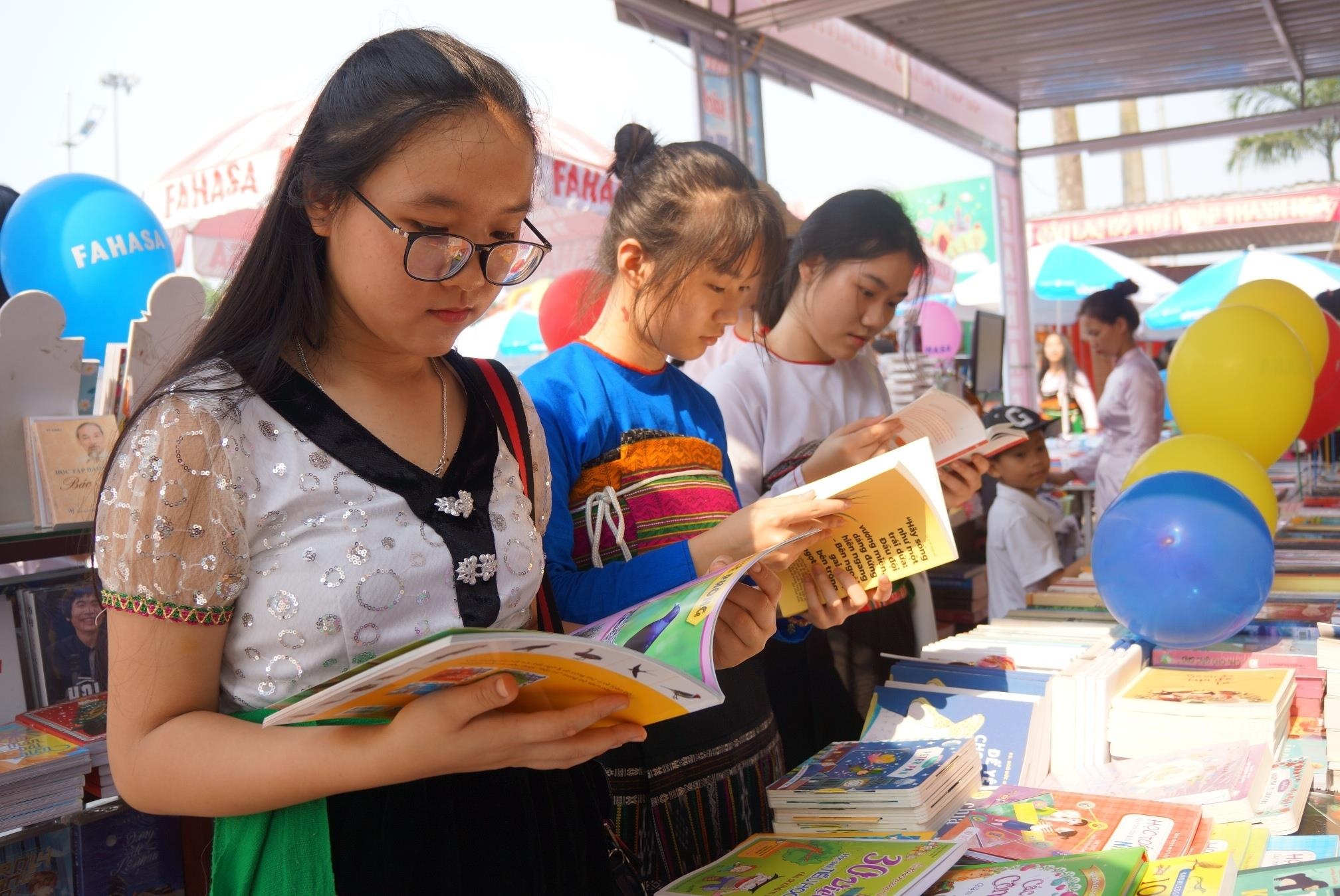 Khai mac trien lam sach tai Thanh Hoa hinh anh