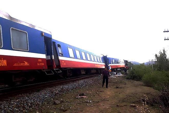 Tau hoa trat banh, duong sat tac 5 gio hinh anh