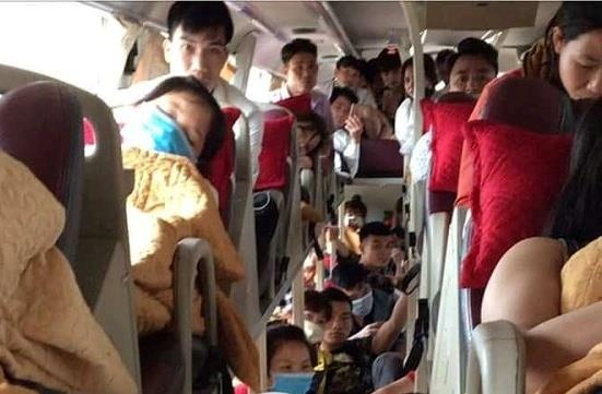 Xe giuong nam 46 cho 'nhoi nhet' 80 nguoi ra Ha Noi sau nghi le hinh anh