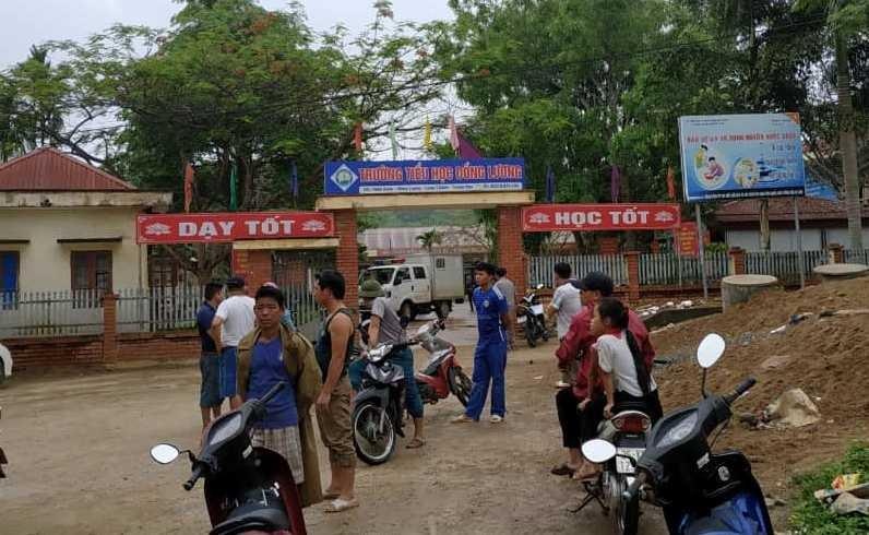 Ke la mat xong vao truong chem nhieu hoc sinh va co giao hinh anh
