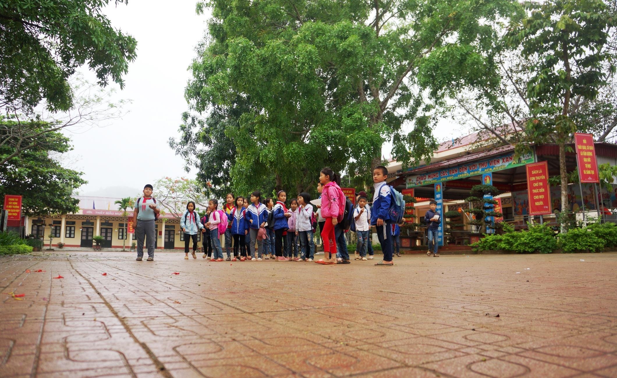 truong vang hoc sinh anh 2