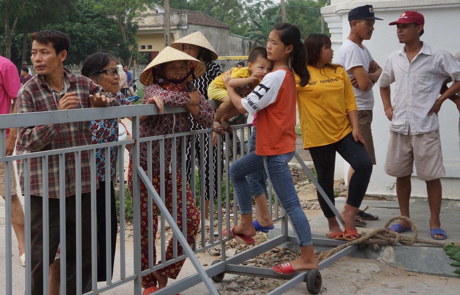 Dan buc xuc vi bi chan duong ra bien Hai Tien hinh anh