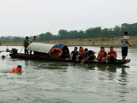 Bon hoc sinh lop 7 duoi nuoc khi tam song hinh anh