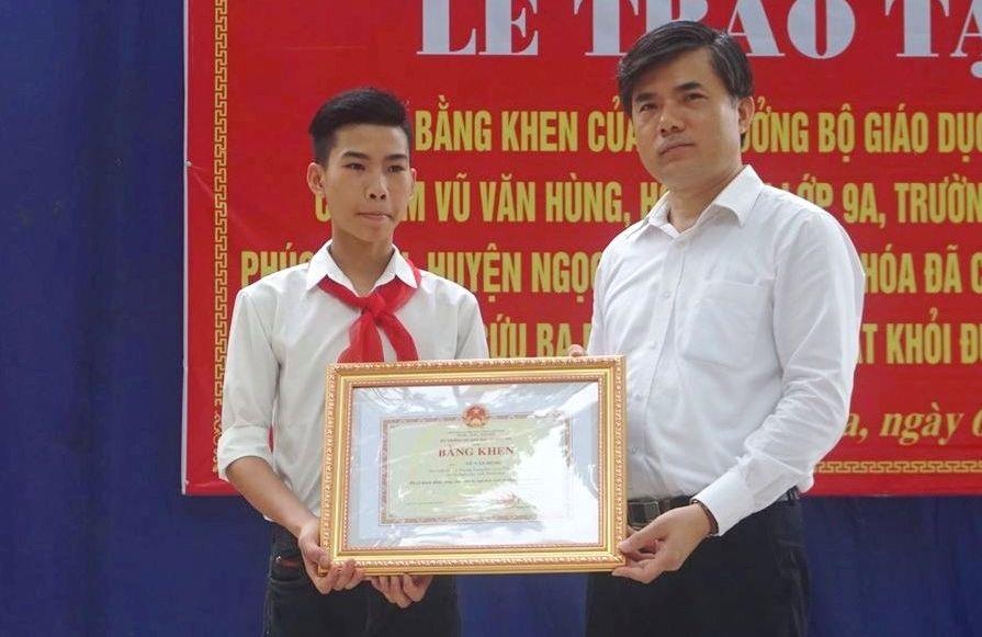 Bo GD&DT trao bang khen cho nam sinh lop 9 cuu ba em nho duoi nuoc hinh anh