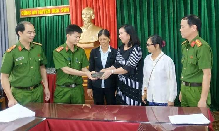 nhặt được bọc tiền ảnh 1 nhat duoc boc tien anh 1