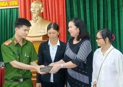 Dung doi xe buyt, hai phu nu nhat duoc 120 trieu dong hinh anh