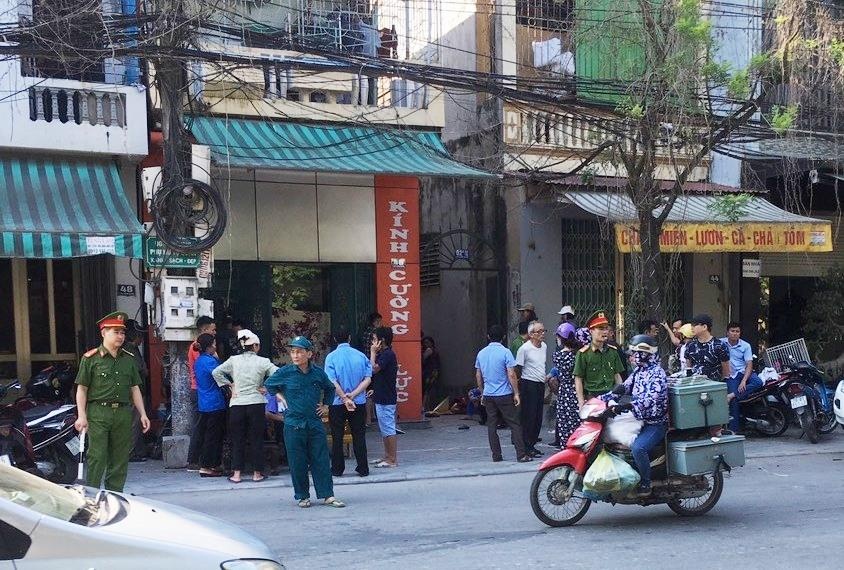 Con trai dung dao, bua sat hai bo hinh anh