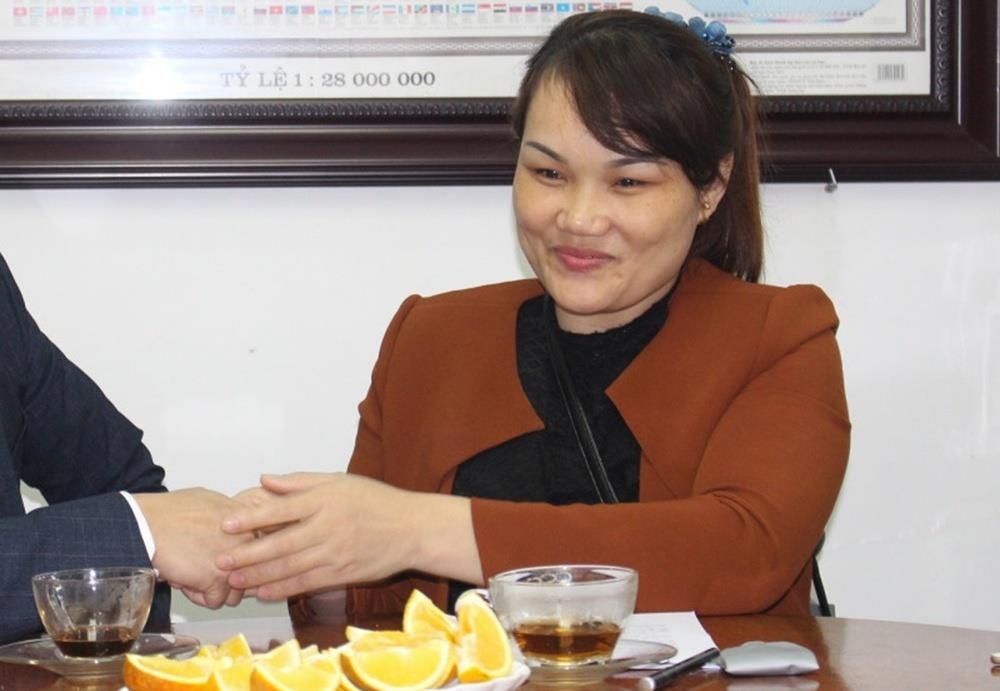 Lay tien chong tra no, vo suyt vao tu hinh anh