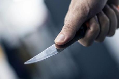 Be gai 11 tuoi bi nam thanh nien chem lien tiep vao dau hinh anh