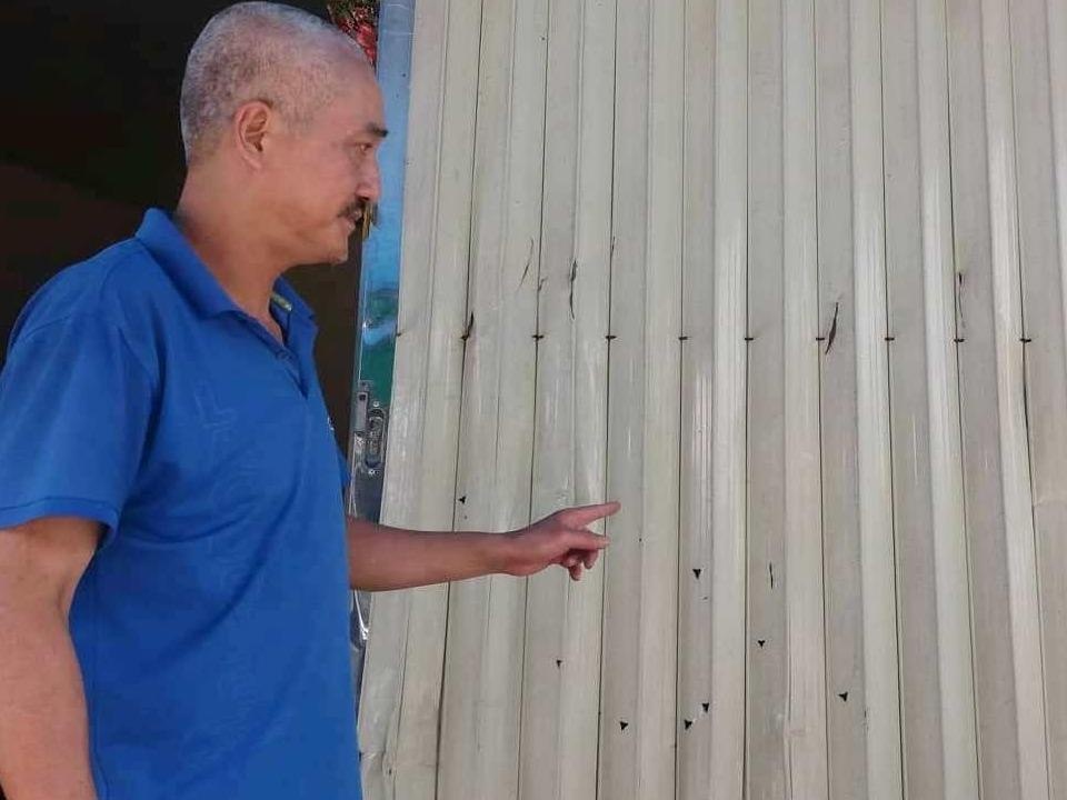 Nhom con do na dan vao nha dan, mot nguoi bi thuong hinh anh