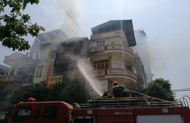 Nha 4 tang kinh doanh gas chay du doi giua trua hinh anh