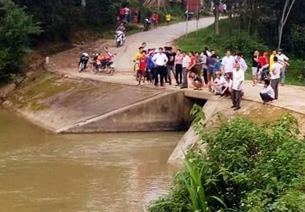 Dung o che mua khi chay xe may, hai thanh nien lao xuong suoi hinh anh