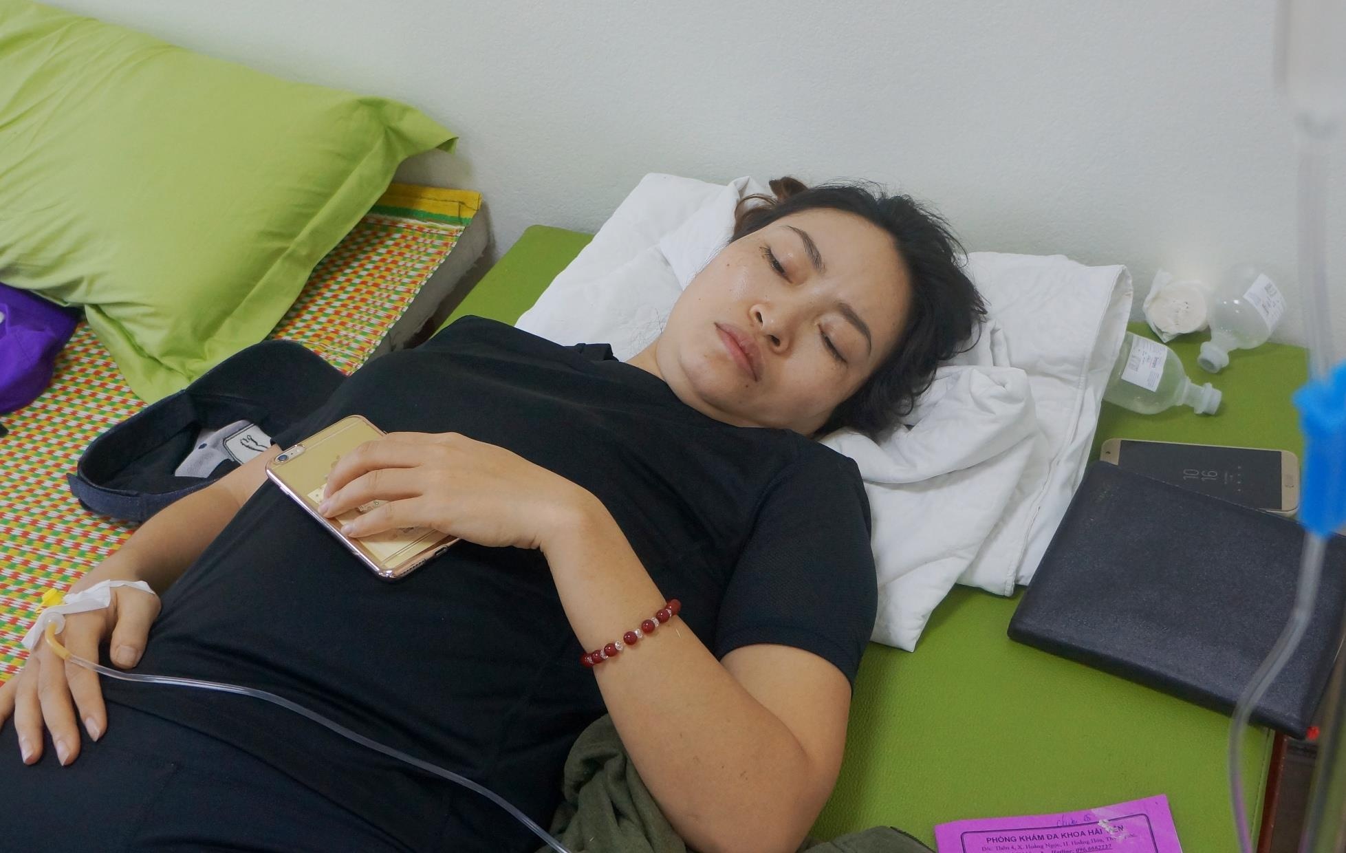 Hon 50 du khach nhap vien cap cuu sau khi an hai san hinh anh