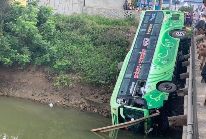 Xe khach lao xuong song, 2 nguoi chet hinh anh