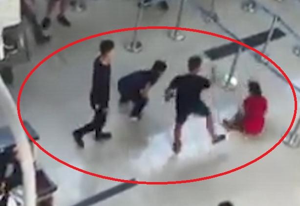 Danh nhan vien hang khong anh 2