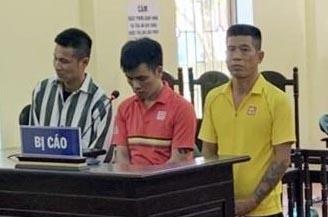 Nhom danh nu nhan vien Vietjet Air vi khong duoc chup anh chung ra toa hinh anh