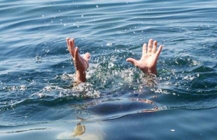 Hai du khach duoi nuoc tu vong khi tam bien Hai Tien hinh anh