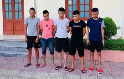 bắt nhóm ném vỡ kính xe ảnh 1 bat nhom nem vo kinh xe anh 1