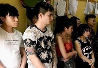 14 thanh nien bi bat qua tang su dung ma tuy tap the trong khach san hinh anh